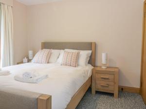 Un pat sau paturi într-o cameră la Whittadder Lodge