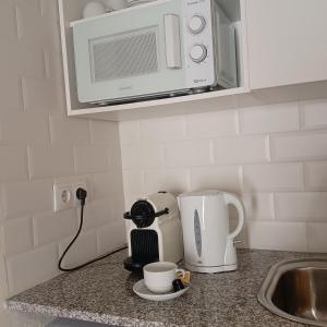 Příslušenství pro přípravu čaje a kávy v ubytování Apartaments Casa el Metge