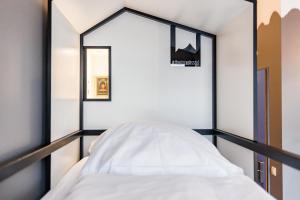 Cama ou camas em um quarto em The Circus Hostel