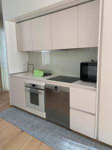 A kitchen or kitchenette at Azapartments