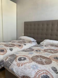 two beds sitting next to each other in a bedroom at Azapartments in Treviso