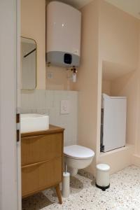 a bathroom with a sink and a toilet and a mirror at HIMA, Beau T2 rénové à neuf Châteaucreux Gare in Saint-Étienne