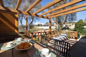 uma mesa com uma taça de fruta no convés em Cabana Gardenhouse em Loulé