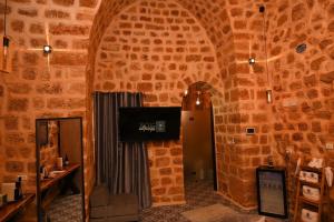 a room with a brick wall with a radiator at Suleiman Pash in Acre