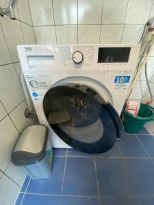 een wasmachine met een deur open in een badkamer bij Othman Appartements Groß Buchholzer Straße 16a in Hannover