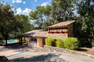 a small house with a swimming pool in a yard at Comorebi Provence in Entrecasteaux
