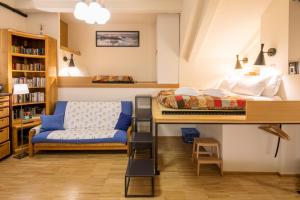 Un dormitorio con una cama y un escritorio con una silla. en LA CASA COLORATA - Flats in Milan - Bocconi, en Milán