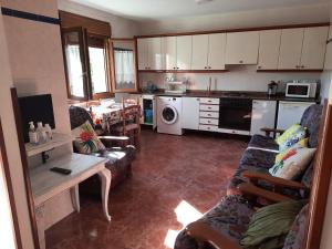 una cucina e un soggiorno con divano e tavolo di Apartamento Enzo a La Franca