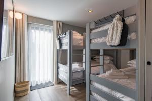Schlafsaal mit Etagenbetten in der Unterkunft The Hayloft by Bloom Stays in Canterbury