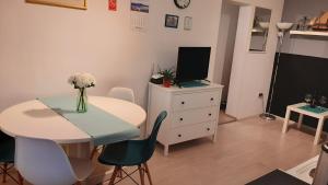 sala de estar con mesa y escritorio con TV en Apartment MARA MALA en Dubrovnik