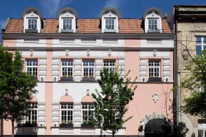 un edificio rosa e bianco con molte finestre di Pavilion Hotel & Social Club a Belgrado
