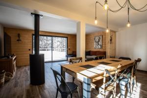 レ・ゾルにあるChalet Le Loup Blancのキッチン、ダイニングルーム(薪ストーブ付) +15枚の写真