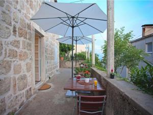 ドゥブロヴニクにあるアパートメンツ マロ＆バロのパティオ(木製テーブル、傘付)