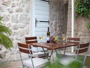 ドゥブロヴニクにあるアパートメンツ マロ＆バロのワイン2杯とフルーツ1杯付きのテーブル