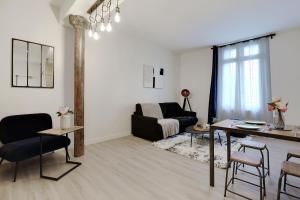 a living room with a couch and a table at CMG Charmant appartement 1BR/4P - République / Temple in Paris