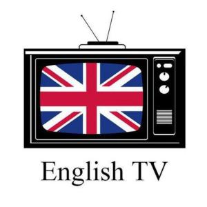 un televisor con la bandera británica en él en Higuericas Beach Apartment, en Pilar de la Horadada