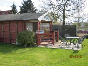 einen Hinterhof mit einem Pavillon sowie einem Tisch und Stühlen in der Unterkunft Ferienwohnung Dünensand in Kühlungsborn
