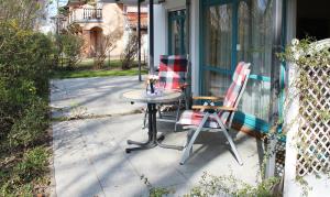 einen Tisch und zwei Stühle auf einer Terrasse in der Unterkunft Ferienwohnung Antonia in Kühlungsborn