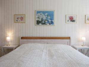 キュールングスボルンにあるFerienwohnung Rebeccaのベッドルーム1室(白いベッド1台、ランプ付きテーブル2台付)