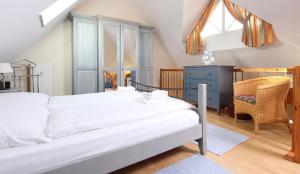 ein Schlafzimmer mit einem Bett, einem Stuhl und einem Fenster in der Unterkunft Ferienwohnung Parkblick Nr. 23 in Kühlungsborn
