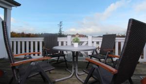 einen Tisch und Stühle auf einem Balkon mit einem Tisch in der Unterkunft Ferienwohnung Parkblick Nr. 23 in Kühlungsborn