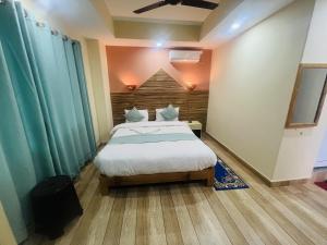Una cama o camas en una habitación de Hotel Olympus Pokhara