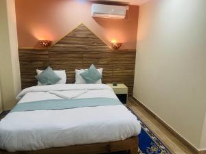 Una cama o camas en una habitación de Hotel Olympus Pokhara