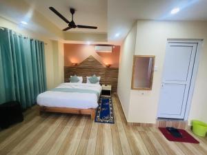 Una cama o camas en una habitación de Hotel Olympus Pokhara