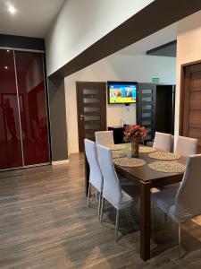 a dining room with a table and chairs at Apartament Jagiellonska in Sosnowiec