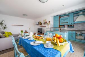 een keuken met een tafel met fruit erop bij Apartments and Room Lora in Dubrovnik