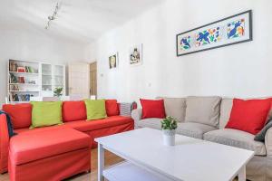 een woonkamer met een bank en een tafel bij Agradable piso de dos habitaciones en Chamberí in Madrid