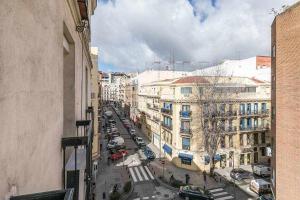 een uitzicht op een straat met auto's en gebouwen bij Agradable piso de dos habitaciones en Chamberí in Madrid