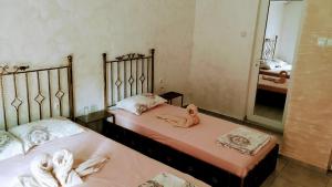 A bed or beds in a room at Dracena Guesthouse
