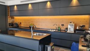 ครัวหรือมุมครัวของ Villa Peer ללא מסיבות או מוסיקה