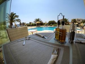 Bazén v ubytování Irini Hotel nebo v jeho okolí