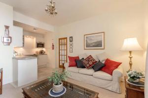 Una sala de estar con un sofá y una cocina. en Stunning Panoramic Views: Heart of the Royal Mile, en Edimburgo 13 fotos más