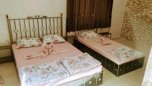 A bed or beds in a room at Dracena Guesthouse