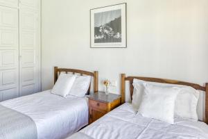 two beds sitting next to each other in a bedroom at Apartamento residencial 1º 1ª in Begur