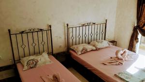 A bed or beds in a room at Dracena Guesthouse