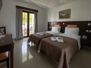 Een bed of bedden in een kamer bij Irini Hotel