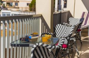 a table and chairs with drinks on a balcony at Apartamento Bellavista Puerto 2A in Cala Ratjada