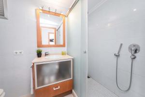 Et badeværelse på Apartamento Bellavista Puerto 2A + 23 billeder