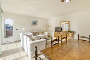 Televízia a/alebo spoločenská miestnosť v ubytovaní Apartamento residencial 2º 2ª