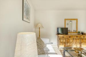 Televízia a/alebo spoločenská miestnosť v ubytovaní Apartamento residencial 2º 2ª