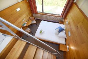 an overhead view of a bedroom in a tiny house at Mont-Des-Pins Domaine de Vacances, Vakantiedomein Dennenheuvel in Durbuy