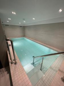 uma piscina num edifício vazio em Select Hotel Paveletskaya em Moscou