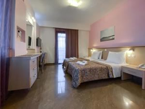 Postel nebo postele na pokoji v ubytování Irini Hotel