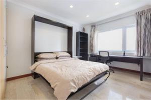 1 dormitorio con 1 cama grande y escritorio en The Center of Singapore; China Town en Singapur