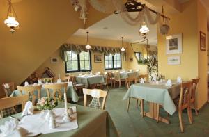 un restaurante con mesas y sillas en una habitación en Hotel Leuchtfeuer, en Freest