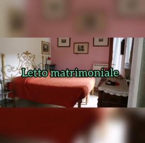 um quarto com uma cama vermelha com um lençol vermelho em Il Borgo della Colomba em Fosdinovo